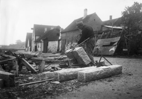 Stenhugger-omkring-1900-formodentlig-i-Allinge.jpg